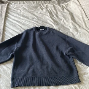 Weekday tröja  - Säljer nu en grå ”stickad” weekday tröja som jag köpte i våras Tyvärr har den bara använts en gång då jag ej tycker den passar längre 