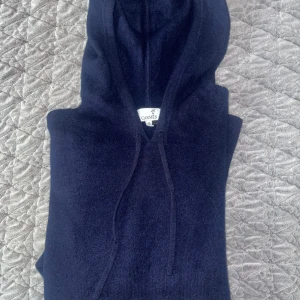 Kashmir hoodie  - Tjena! Säljer nu denna sprillans nya Kashmir hoodie från Carmés I storlek S eftersom den var för liten. Endast använd en gång så skicket på den är 10/10.   Är 190, 76kg Kom gärna privat för fler frågor!