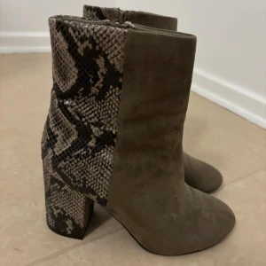 Skor - Säljer mina fina klackskor i storlek 38. Knappt använda och perfekta nu inför hösten!