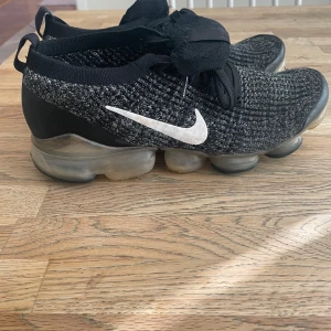 Nike vapermax oreos - Säljer ett par Nike vapermax ores i storlek 42. Använder ej längre och är i väldigt bra skick 8/10  Pris 650 men kan diskuteras vid intresse kan ni skriva