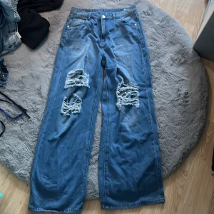 jeans - Jeans från shein. Säljer dessa fina jeans som är från shein då de är för stora för mig i midjan. Har aldrig använt dessa.