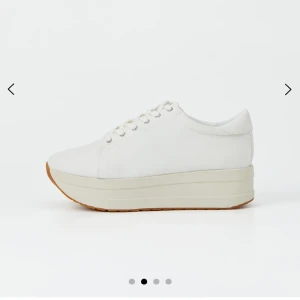 Vaga Bond sneakers  - Vita Vaga Bond casey sneakers med platå. 