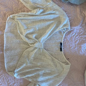 Vit blus finns i svart  - Mysig kortärmad blus går även att ha linne eller nått under finns i svart och vit  50kr st