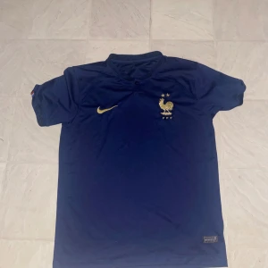 Frankrike Fotbollströja - Perfekt skick och används ej kom privat för mer frågor eller bilder 