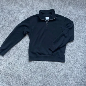 Half zip - Half zip i svart och storlek xs. Den är i bra skick och om ni har frågor är det bara att kontakta mig.