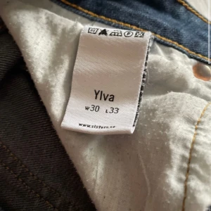 Jeans  - Låg midjade Jätte bra skick, några fläckar för jag använde nyligen den… jag är runt 168-9 och den går till hälarna men lite mer längre. Sitter tight vid låren men lite löst annars bra.