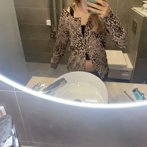 Leopard cardigan  - Jätte snygg knappt andvånd leopard cardigan 