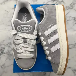 Helt nya och oanvända Adidas Campus 00s ”White Grey” Storlek: 37 1/3. Pris: 1250+frakt. Skicka ett meddelande vid intresse. Köp tryggt och snabbt hos oss. Många nöjda kunder😊