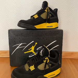 Jordan 4 lightning thunder - Skorna är sparsamt använda Max 5 gånger, de har en liten svart fläck bak på men det går att tvätta bort. Väldigt fint skick och ingen crease eller så. Box fås med och såklart äkta skor.   Skriv vid intresse, sänkt pris vid snabb affär