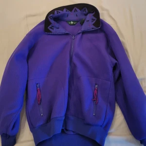 Lila 80-tals vintage sweater & jacka 2 i 1 - Sweater - 350 kr Jacka - 450 Båda - 600  Jackan och tröjan kan sättas ihop med en dragkedja på insidan (se bild 5). Allt är i gott skick och äkta vintage.