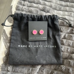 Marc by Jacobs örhängen  - Ligger egentligen på 800kr men säljer för 450  Priset kan disskuteras 