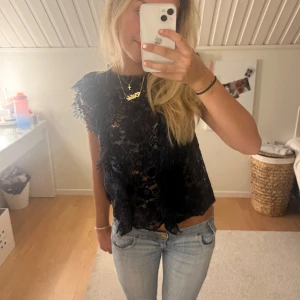 Zara blus - Säljer denna fina mörkblåa blus för att den inte kommer till användning alls.