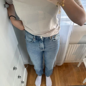Jeans från Gina Tricot - Ankellånga, highwaist jeans från Gina. Normal i storlek, en XS, oanvända!