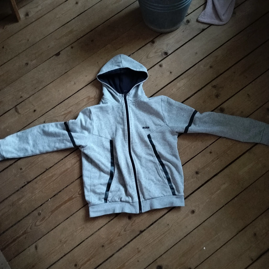 Grå hoodie från BOSS