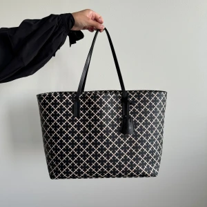 By Marlene Birger  - Väskan är i god skick. Höjd : 30 cm Längd : 46 cm  Ny pris 2795kr 