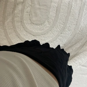 Svart kjol - Svart och lång kjol. Bra skick 