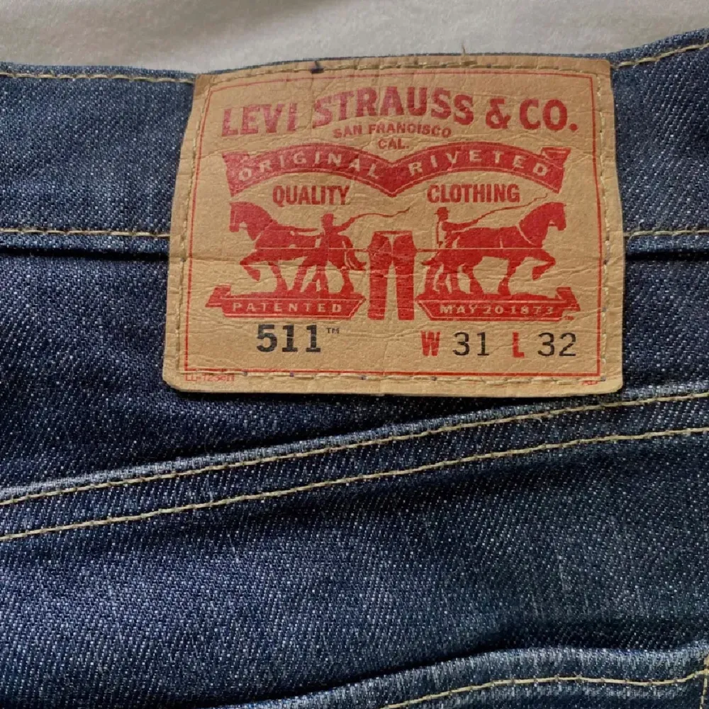 Säljer ett par snygga Levi's 511 jeans i mörkblå denim. Jag säljer då dom inte passar mig längre. . Jeans & Byxor.