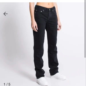 Svarta jeans  - Jätte snygga jeans från Lager157 i storlek Xs, köpt för 400kr och säljer nu för 250kr. Raka i modellen (modellen heter Icon) och använd fåtal gånger. Bra skick! 