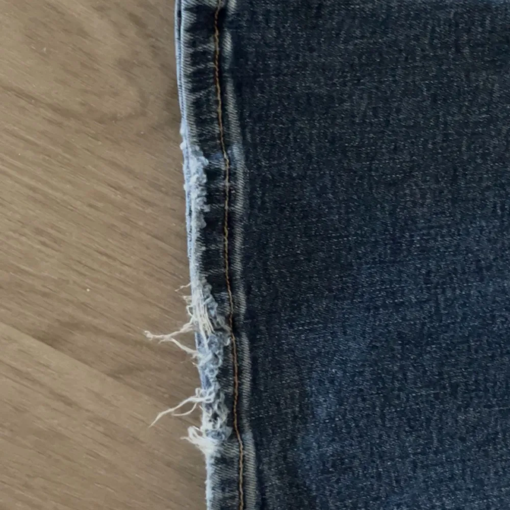  Säljer dessa jättefina jeans från Gina Tricot i storlek 38 dom är i fint skick, endast lite slitna längst ner vid ben som man kan se vid tredje bilden💕 bara skriva för egna bilder eller frågor💕. Jeans & Byxor.