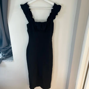 Svart klänning  - Säljer en svart klänning ifrån Gina tricot i storlek 36. Den är en längre modell till vaderna. 