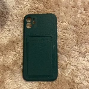 Mobilfodral  - En mörk grön mobilfodral för iPhone 11