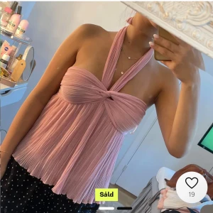 Topp - Säljer super söt topp som ör köpt hör ifrån Plick på grund av storleken va för liten💓Lånad bild