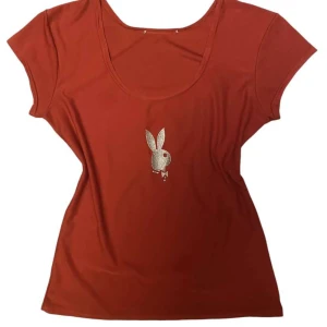 Playboy - Bilden ser lite orange ut men själva tröjan är röd, Playboy märket är i en snygg silver färg och är i nyskick🫶🏻