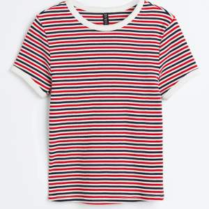 Säljer en superfin randig t-shirt från h&m i storlek S. Den har ett klassiskt randigt mönster i rött, blått och vitt. T-shirten är kortärmad och perfekt för en avslappnad stil. Materialet känns mjukt och bekvämt, perfekt för vardagsbruk!