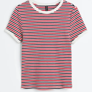 Randig t-shirt från Shein - Säljer en superfin randig t-shirt från h&m i storlek S. Den har ett klassiskt randigt mönster i rött, blått och vitt. T-shirten är kortärmad och perfekt för en avslappnad stil. Materialet känns mjukt och bekvämt, perfekt för vardagsbruk!