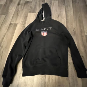 Gant hoodie  - Säljer nu denna gant hoodie, storlek M, 250 SEK 