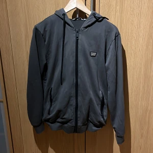 Mörkgrön Antony Morato hoodie  - Vill du ha en varm och skön zip hoodie då är detta något för dig. En Mörkgrön Antony Morato hoodie, inte använt. Köpt för 900kr.