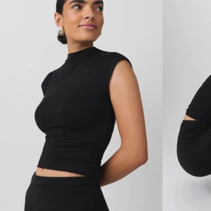 Gina topp -  topp från gina fast i mörkgrå den är som ny❤️❤️