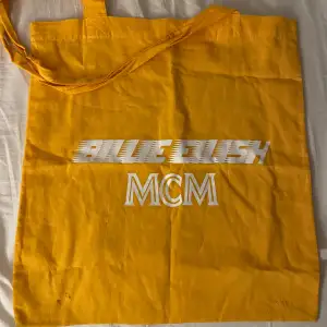 Billie Eilish totebag, intressekoll. Billie x MCM.  Från en popup store i Berlin då hon var där och spelade på Lollapalooza. Skriv vid intresse! 