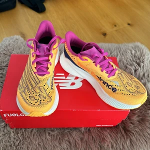 New balance FUGLCGLL ( fullpris 2,599 kr)  - Lite använda! New balance FUGL CGL RC Elite V2 storlek 37, USA 6.5. Det är så fantastiskt, lätt och mycket bekvämt. Fullpris är 2 599 kr, men säljs endast 800 kr. Rekommenderas!!