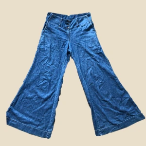 Wide leg jeans - Vida jeans från märket ”C.M.C”. Passar storlek 38-40 (M-L). Supervida i benen och 70-talskänsla🌼🌼