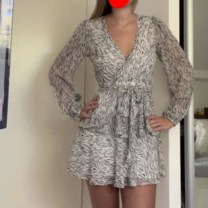 Klänning  - Snygg zebra klänning från Gina tricot som ALDRIG har användes i storlek xs men passar även mig som är s