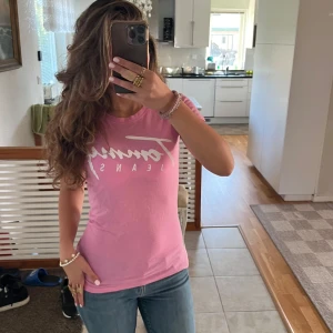 Tommy Hilfiger Tröja - Fin tröja från Tommy Hilfiger som knappt har används. Fin passform och fint skick.