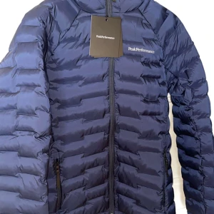 Peak performance vinter jacka - Helt ny aldrig använd, Säljer pågrund av att jag köpte fel modell.  Pris kan diskuteras  