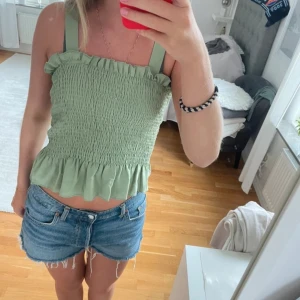 Grönt linne  - Grönt linne i väldigt bra skick!  😁❤️