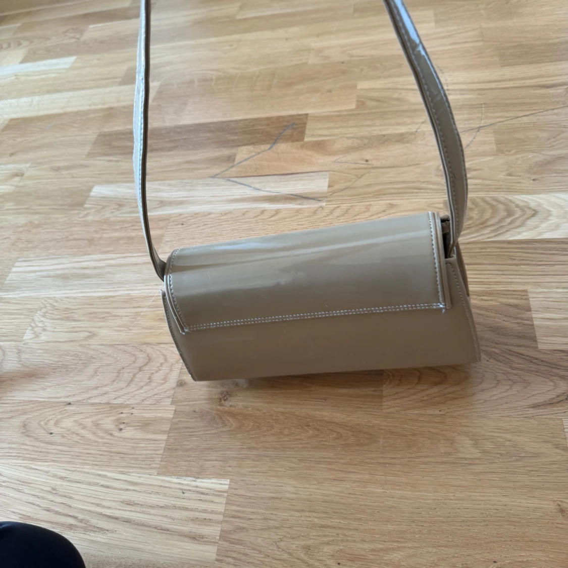 Beige axelväska med metallspänne - 90