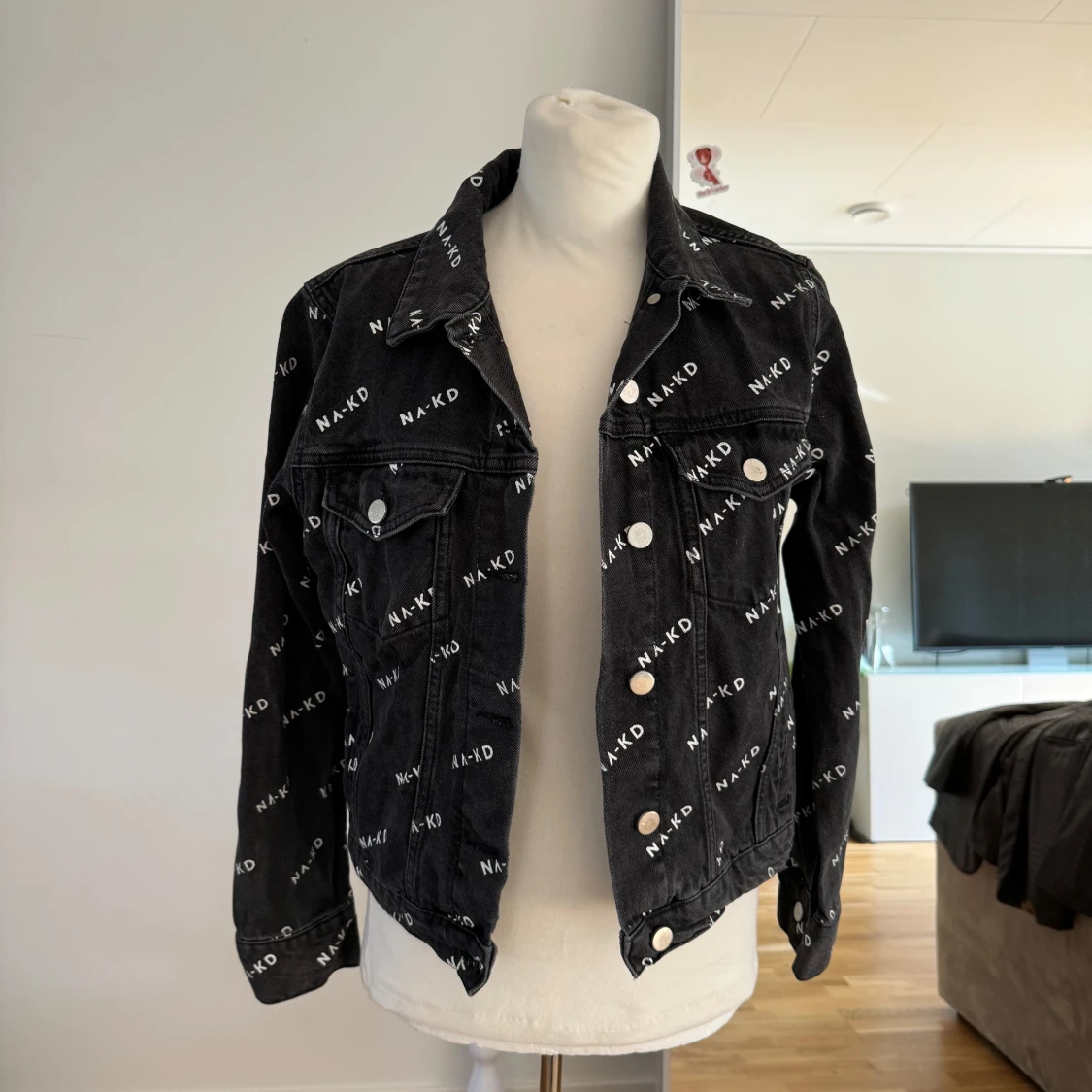 Svart jeansjacka från NA-KD
