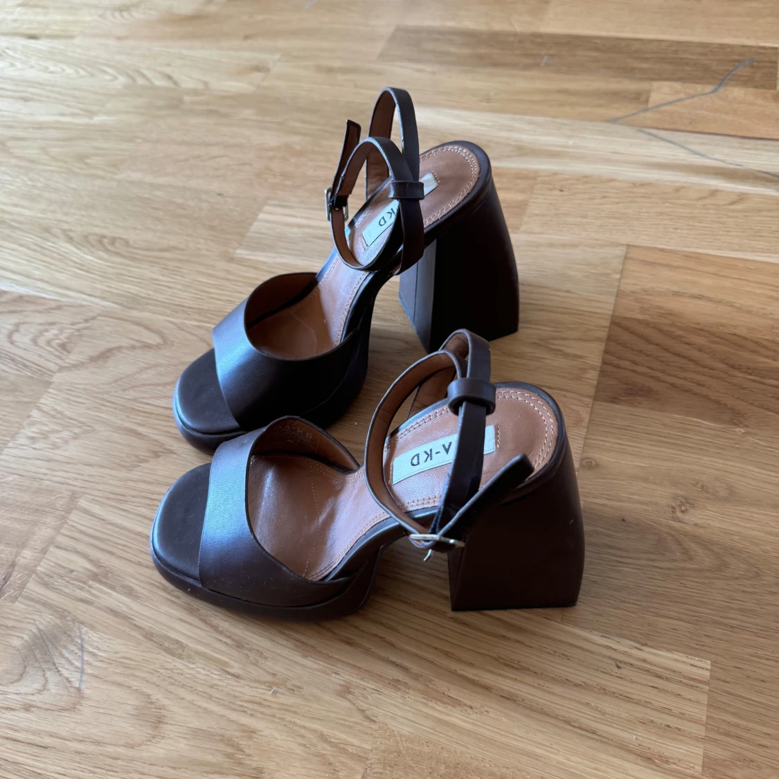 Bruna klackskor från A.K.D - 90