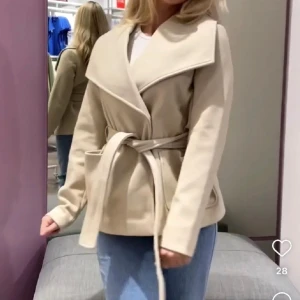 Jacka - Säljer nu den slutsålda jackan vmvince från veromoda. Endast använd en gång. Storlek S i färgen ostmeal. (Bilder lånade från veromodas sociala medier) 🩵