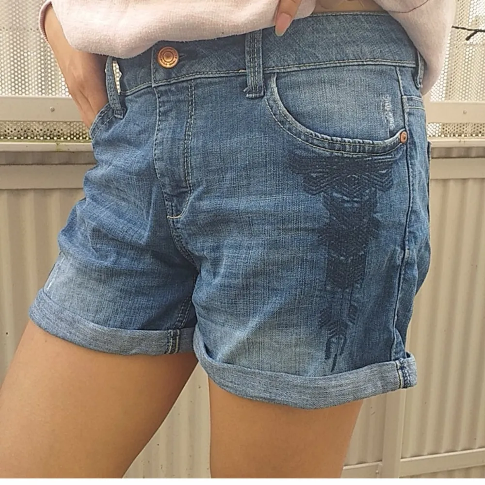 Super snygga jeans shorts med snygga broderier.. Shorts.