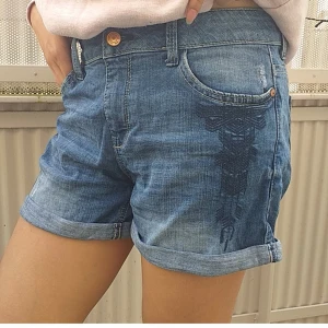 Boohoo shorts - Super snygga jeans shorts med snygga broderier.