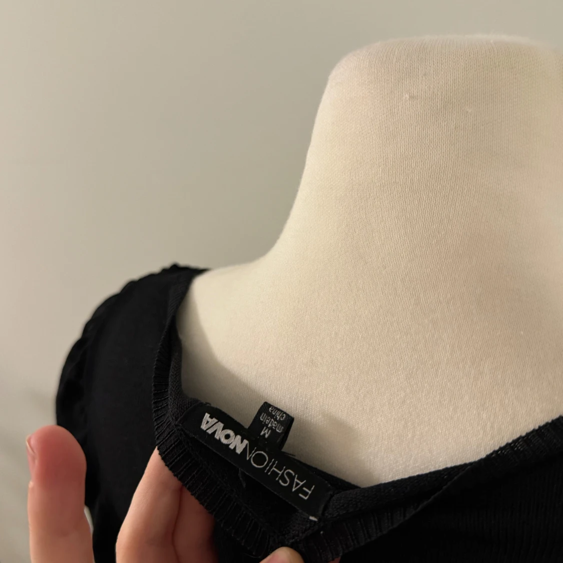 Svart klänning från Fashion Nova - 92