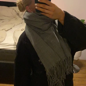 Grå halsduk  - Nyskick 