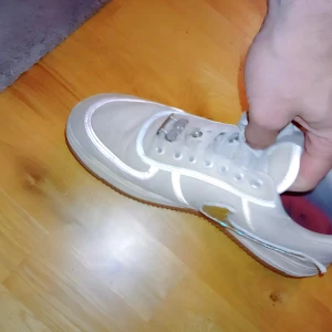 Nike Air Force x Travis Scott - Säljer ett par Limited Edition Air Force från samarbetet med Travis Scott. Finns enbart ett begränsat antal i världen. Inköpta när dem släpptes. Priset idag är runt 20 000. I kanon skick och perfekta för både vardag och fest!