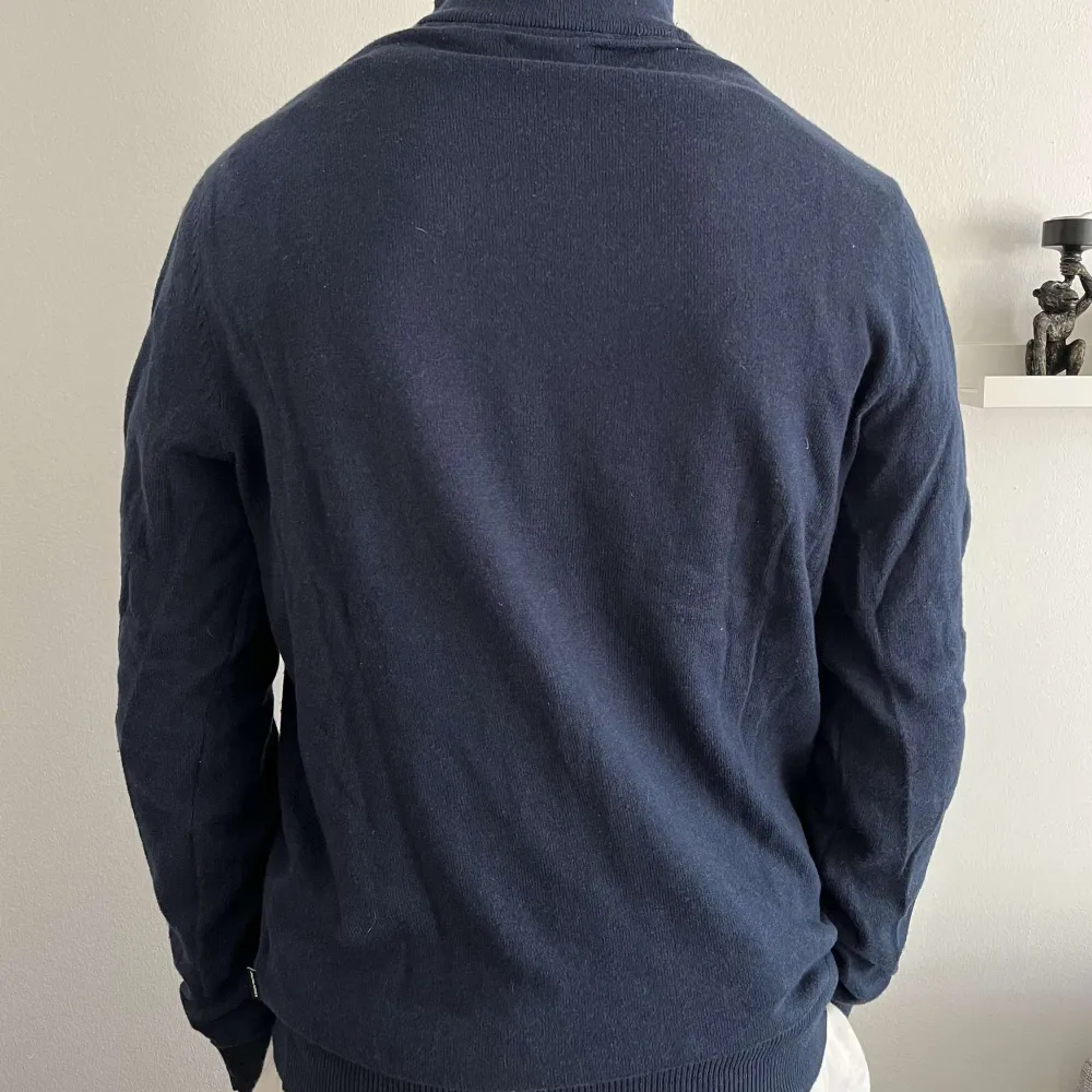 Säljer en snygg Halfzip i storlek S från Jack & Jones. Jag är 180 på bilden och den sitter väldigt bra på mig. Mycket bra skick inte använd många gånger. Nypris:499kr. Stickat.