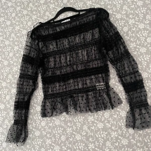 Festlig meshblus  - Jätte fin meshblus använd endast 1 gång, därav i nyskick. Storlek M men passar en S också.